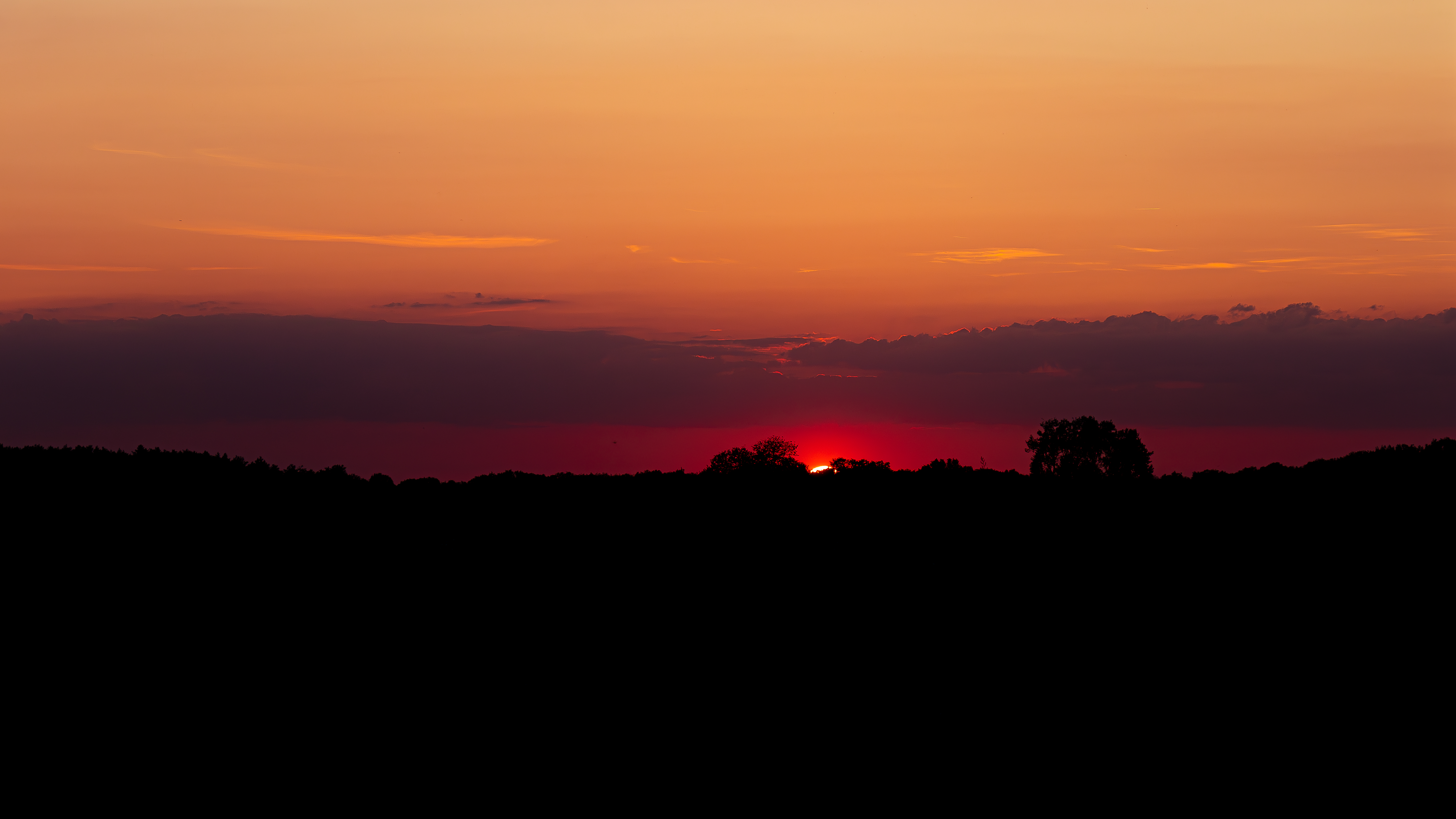 Photo de randonnée dans les Pyrénées, sur le chemin en direction du col des Sarradets. Vue sur le Pic de la Pahule et le Mont Mourgat.
